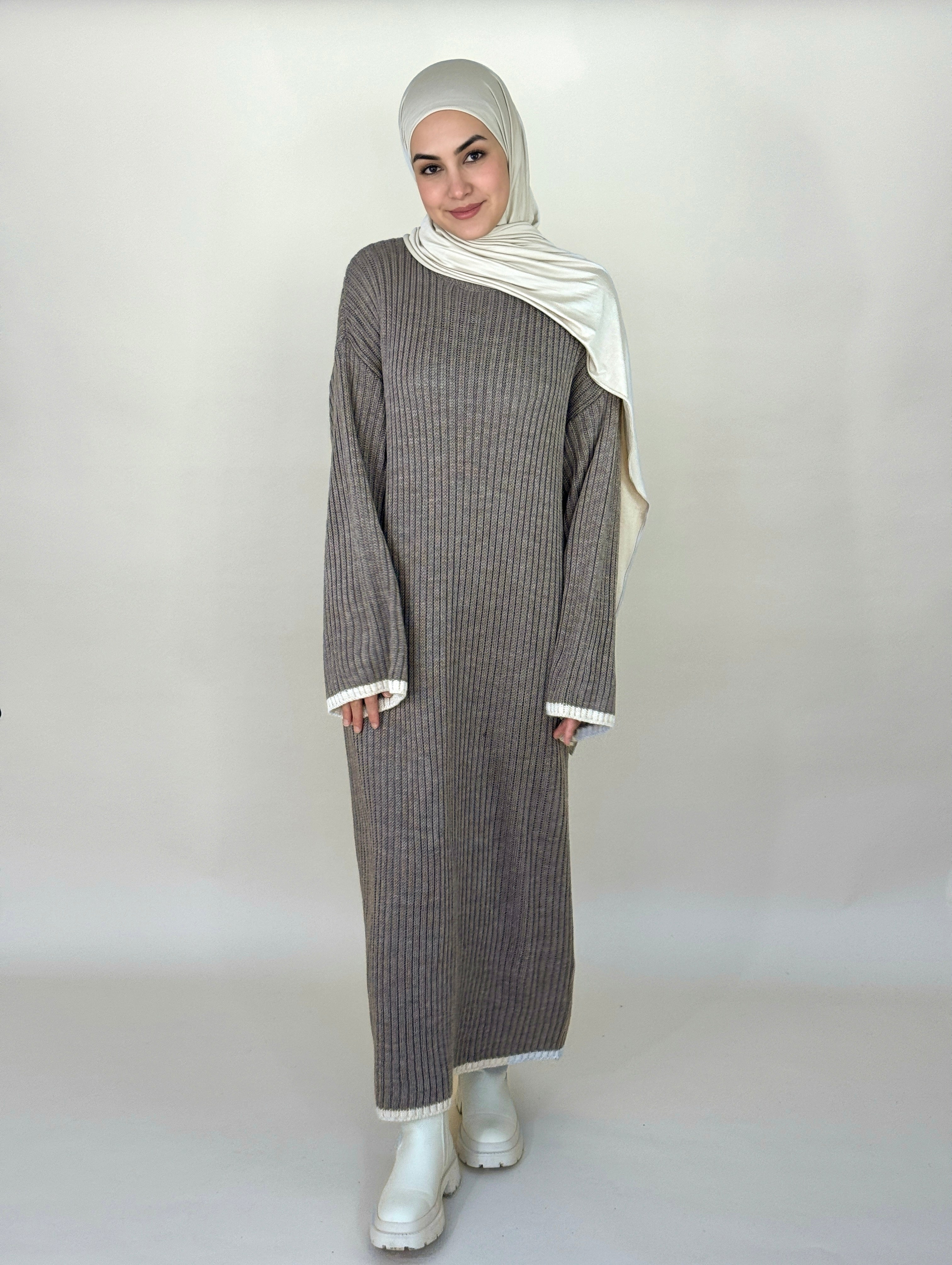 COZY STRICKKLEID MOKKA