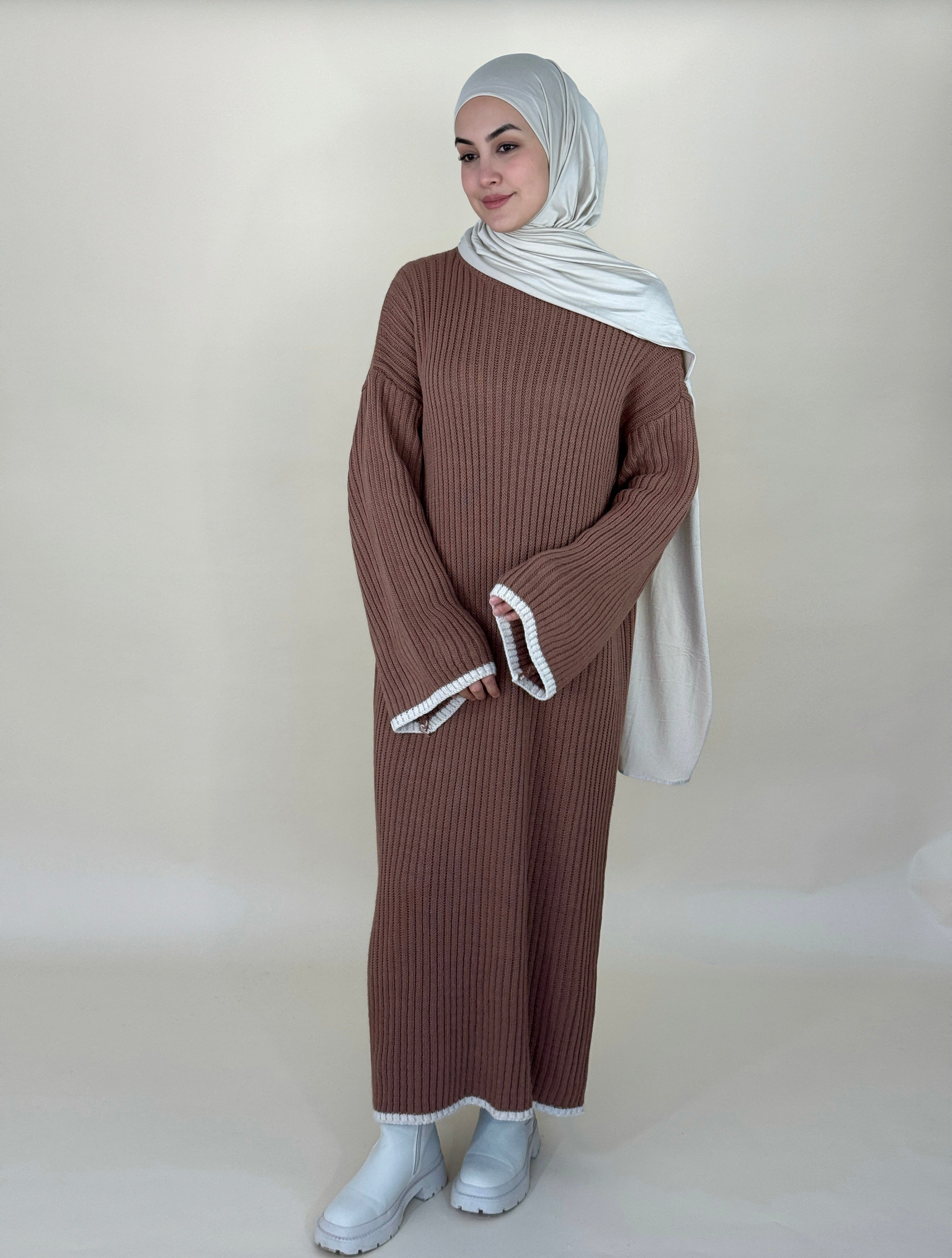 COZY STRICKKLEID KARAMELL