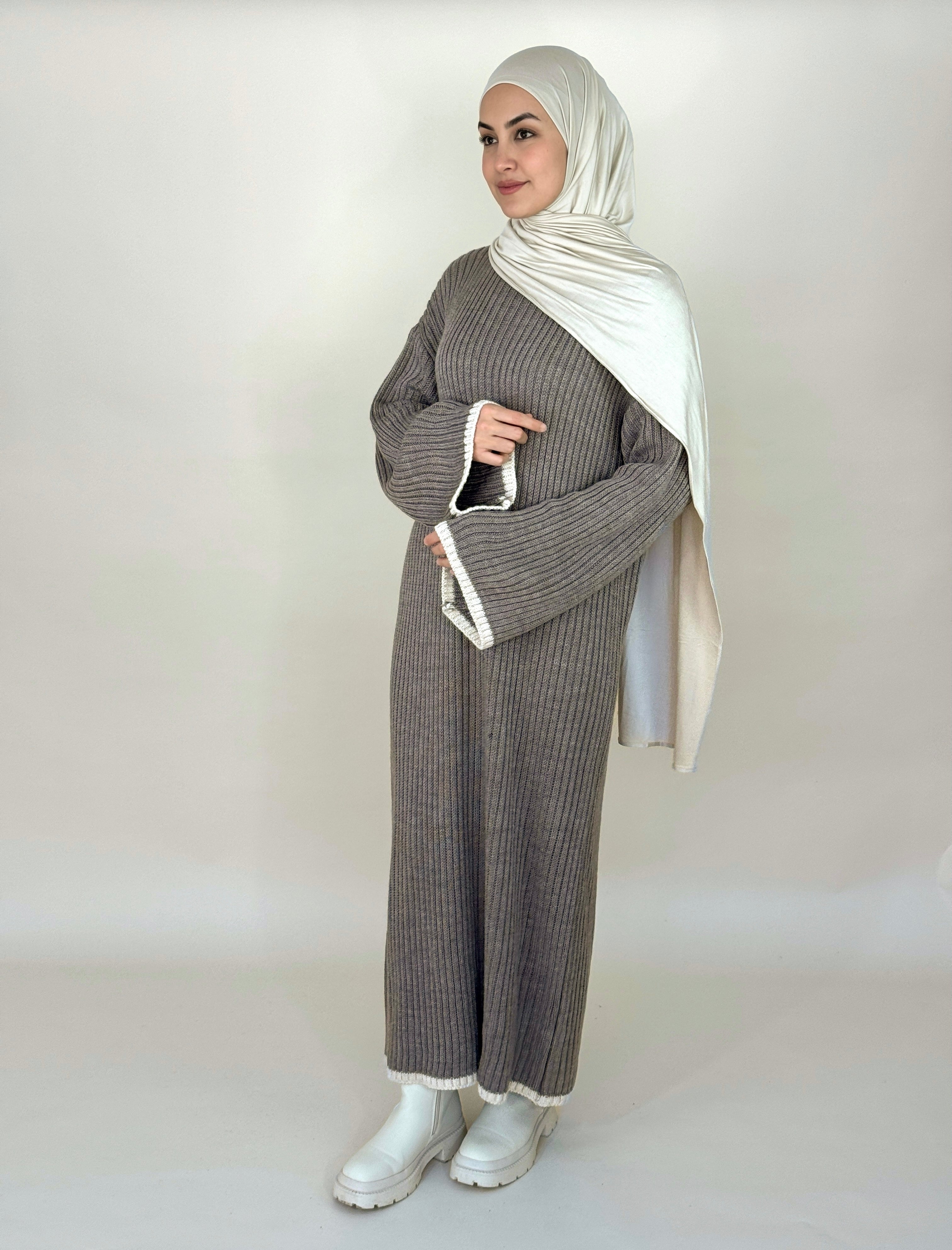 COZY STRICKKLEID MOKKA